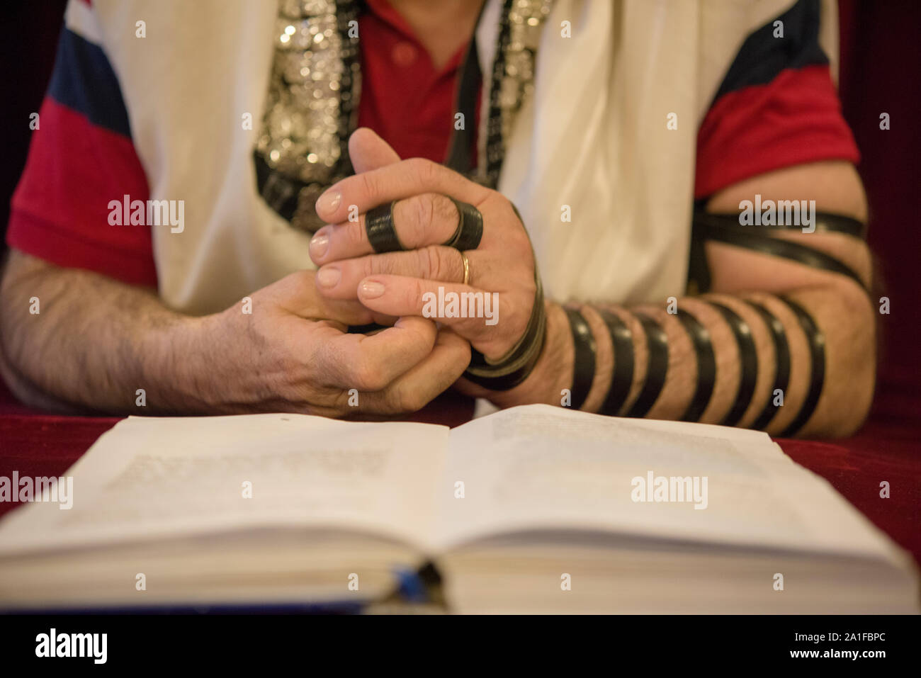Rabbi während der Jüdischen Zeremonie Stockfoto