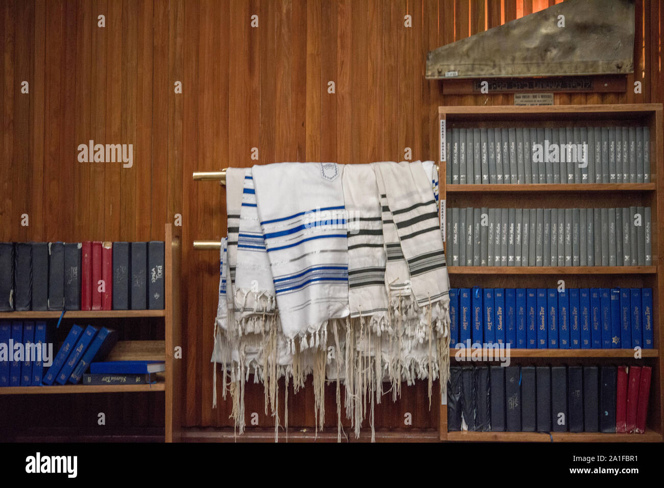 Tallits über Möbeln der Israelitischen Gemeinde Paulista in Sao Paulo. Stockfoto