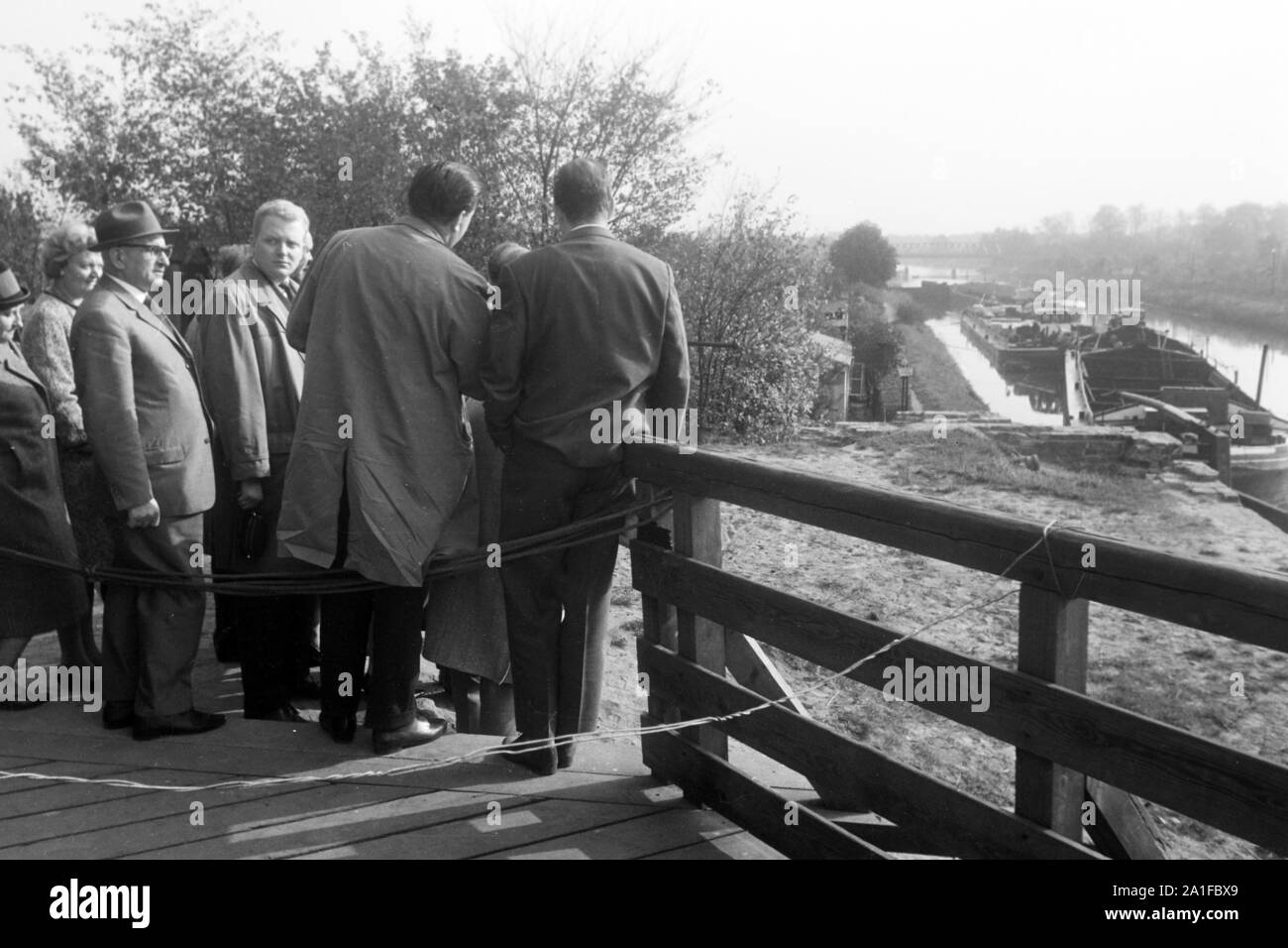 Eine Reisegruppe schaut von der Westseite auf die Ostseite des geteilten Berlin, Deutschland 1962. Eine touristische Gruppe beobachten den Osten vom Westen von Berlin, Deutschland 1962. Stockfoto