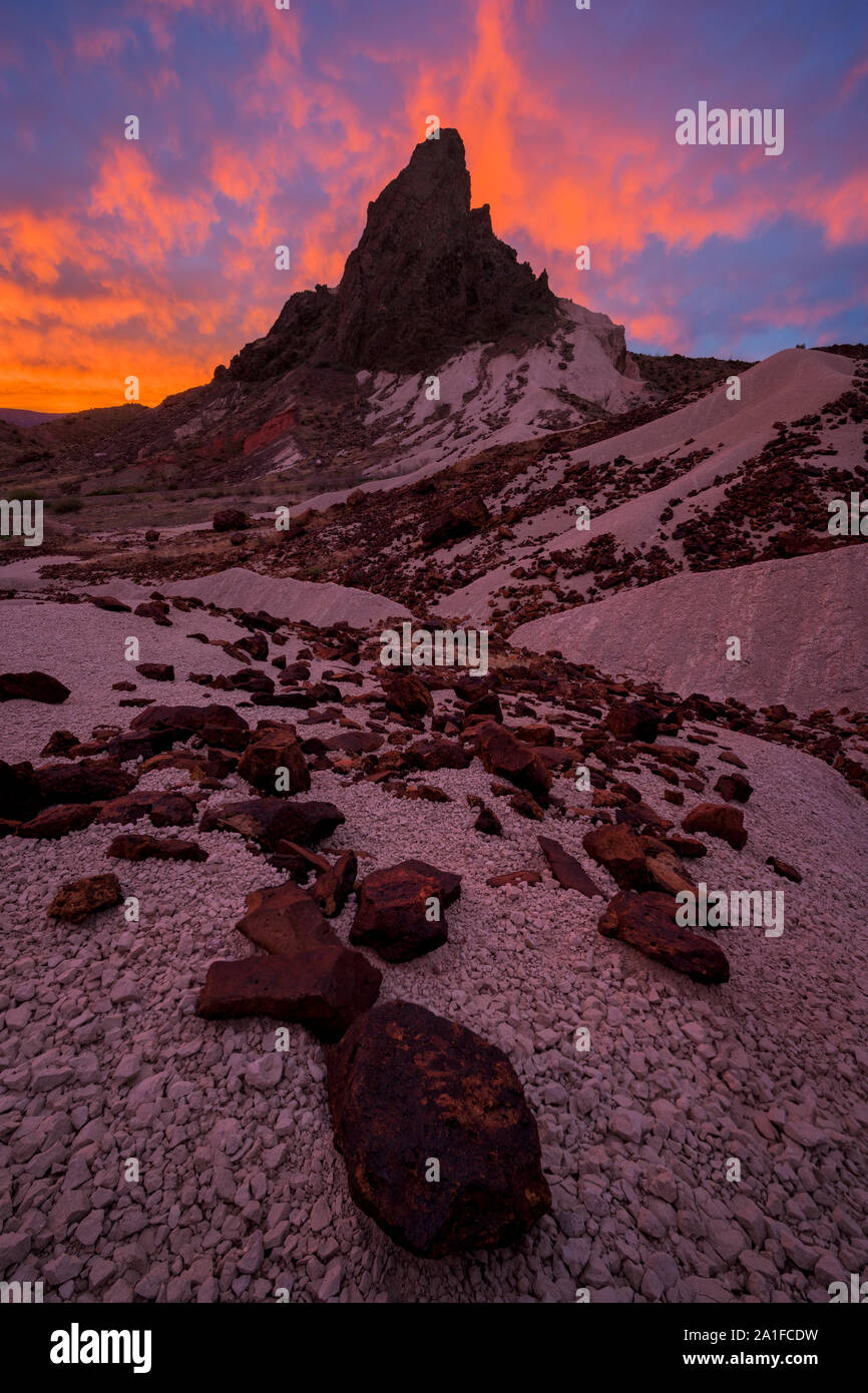 Dies ist ein weiterer Schuß aus meiner Zeit im Big Bend National Park in Texas. Dies ist Sonnenuntergang an einem der vielen Felsformationen im Park entlang der malerischen d Stockfoto