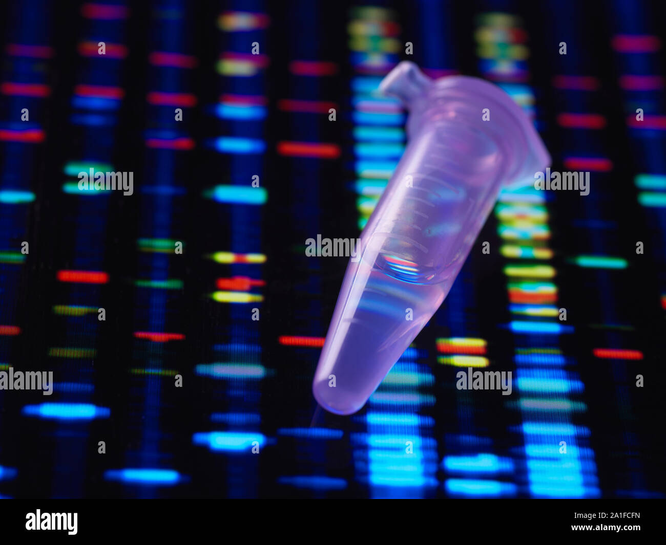 DNA-Forschung, eine DNA-Probe in einer Durchstechflasche mit dem genetischen Profil Ergebnisse. Stockfoto