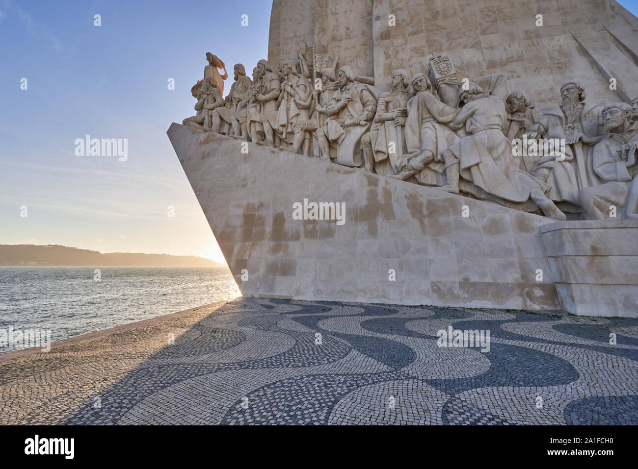 Denkmal der Entdeckungen - weißer Stein Schiff förmiges Monument hageln Prinz Heinrich und der Portugiesischen, die die Straßen des Meer, Portugal entdeckt Stockfoto