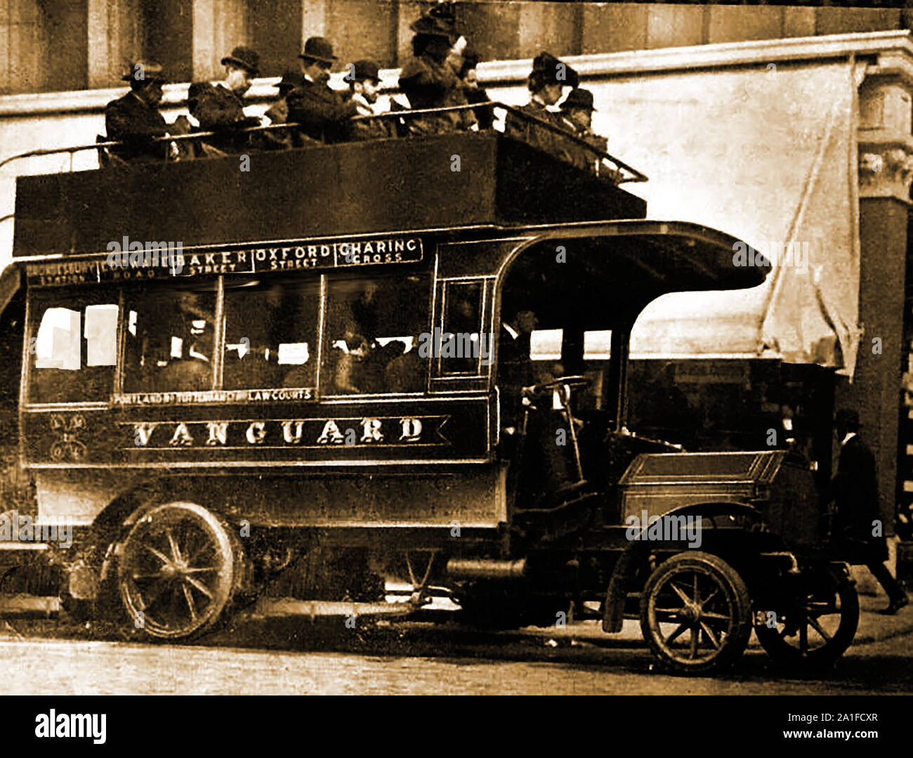 Circa 1907 Eine frühe motorisierten Omnibus (Vanguard Vanguard Motor Omnibus Co, London mit dem London Motor Omnibus Co, die London und Bezirk Motor Bus Co, der Motor Bus Co und die London und provinziellen Motor Bus und Traction Co. kombiniert Stockfoto