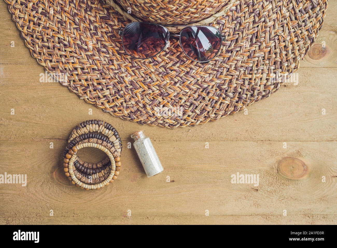 Sommer Urlaub, Ferien, Entspannung Konzept. Stroh Hut, Sonnenbrille von oben, Ansicht von oben, flach auf Holz- Hintergrund legen. Bunten Hintergrund mit Fre Stockfoto