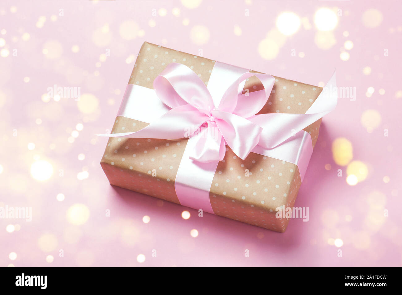 Luxuriöses Geschenk auf eine trendige rosa Farben. Geschenk für Valentinstag, Hochzeiten, Verlobungen, Muttertag, Geburtstag, Silvester, Weihnachten, Feiertage Stockfoto