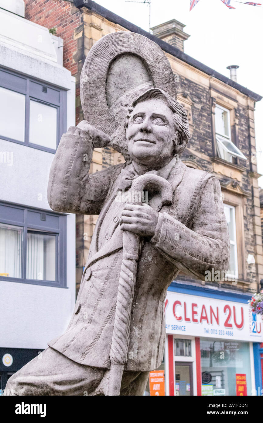 Eine Skulptur des Komikers Ernie Wise von Melanie Wilks in Morley, Leeds, West Yorkshire GROSSBRITANNIEN - Ernie Wise gewann einen Talentwettbewerb in der Stadt im Jahr 1936 Stockfoto