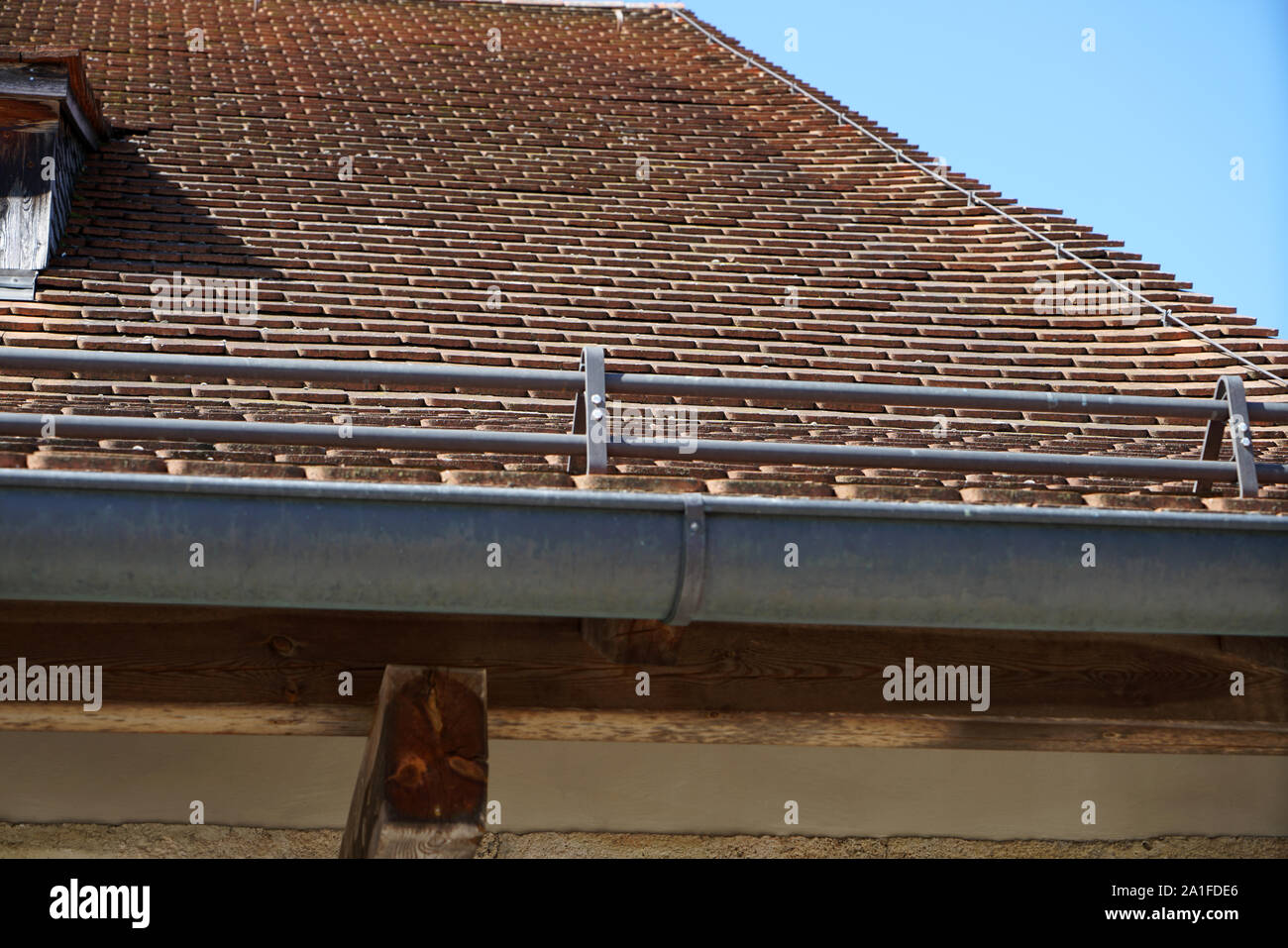 Dachziegel aus gebranntem Ton sind besonders schön und haltbar auf deutschen Dächern Stockfoto