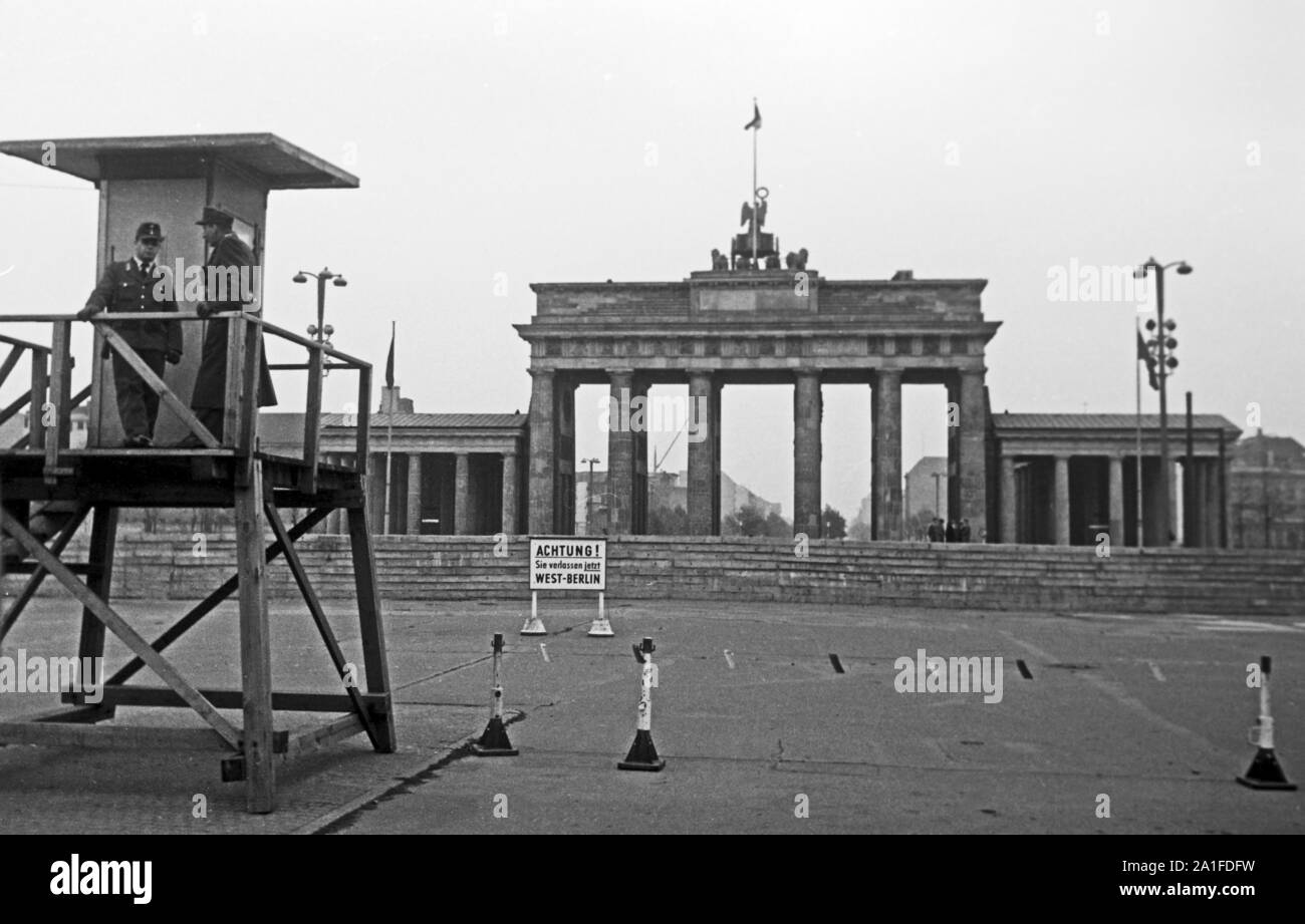 Militärischer Aussichtsturm an der Grenze des Westsektors von Berlin am Brandenburger Tor, Deutschland 1962. Militärische Aussichtsturm an der Grenze der westlichen Sektor Berlins am Brandenburger Tor, Deutschland 1962. Stockfoto