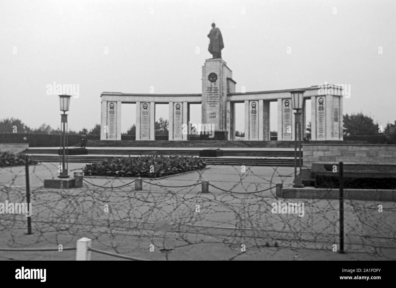 Das Sowjetische Ehrenmal im Tiergarten in Berlin, Deutschland 1962. Sowjetischen Ehrenmals am Tiergarten in Berlin, Deutschland 1962. Stockfoto