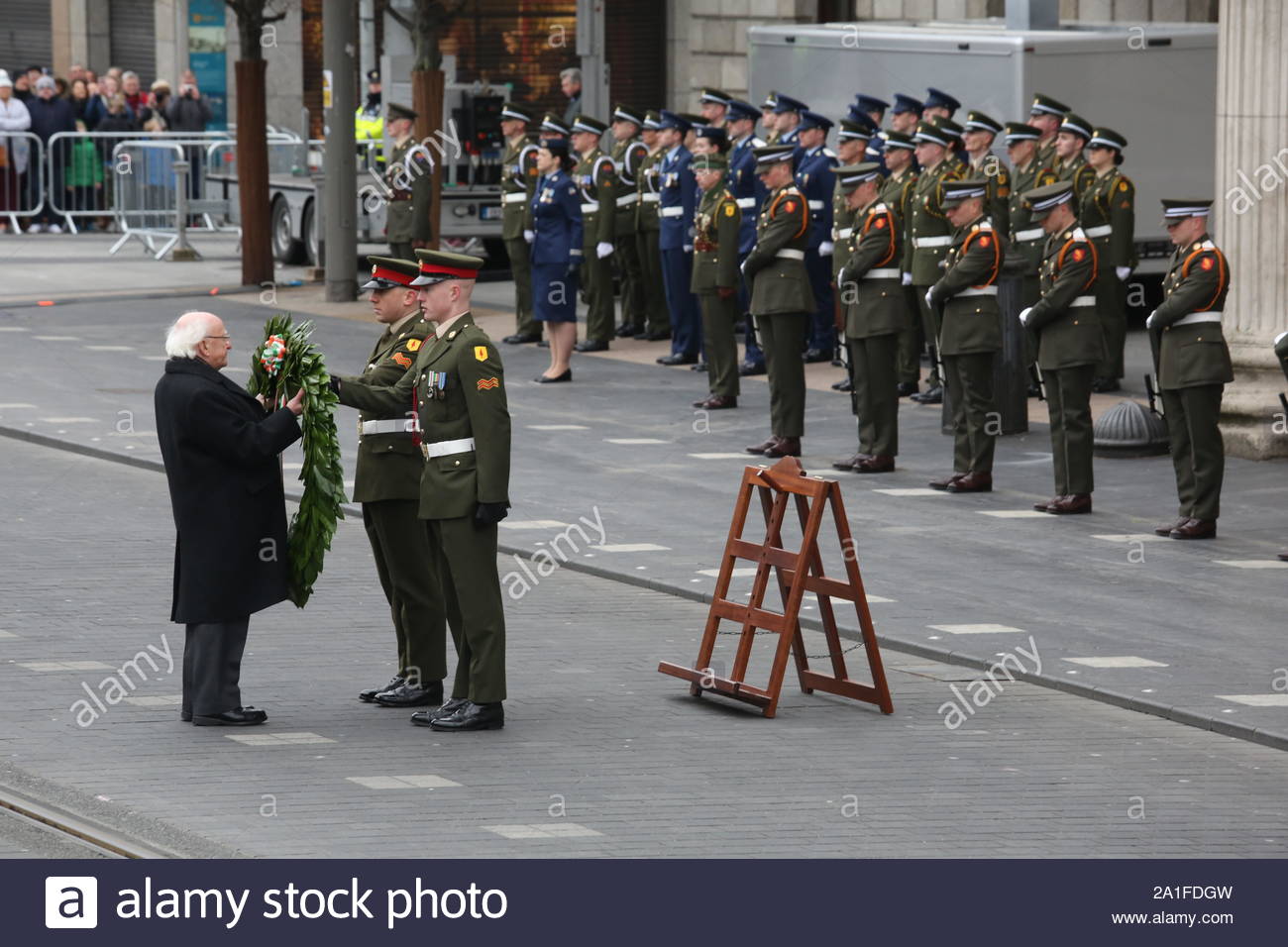 Ostern 1916 steigende Zeremonie findet in Dublin als Michael D. Higgins, Präsident von Irland, legt einen Kranz am GPO während einer Militärparade Stockfoto