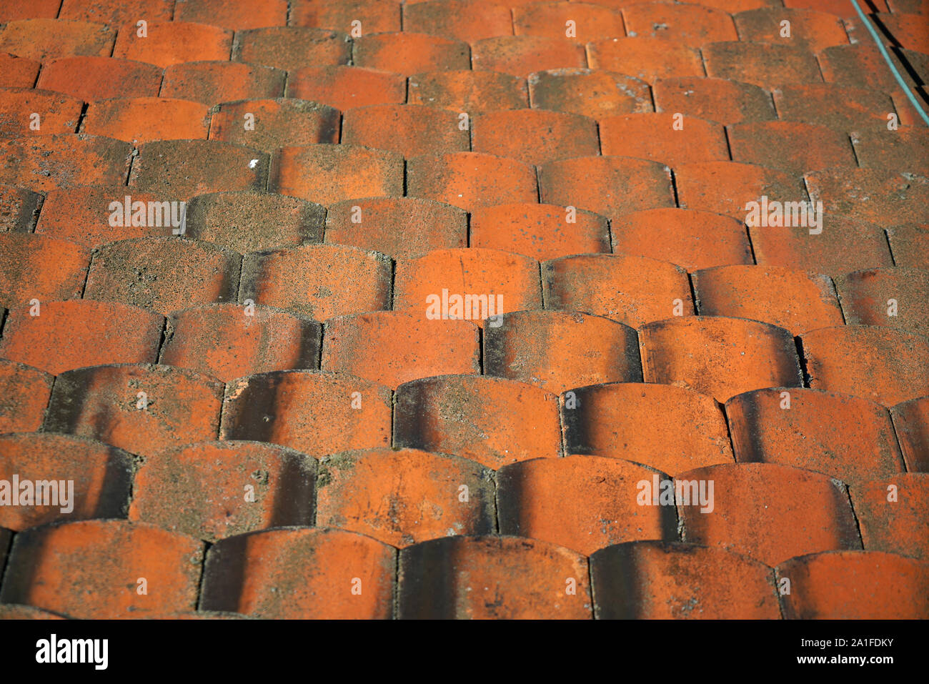 Dachziegel aus gebranntem Ton sind besonders schön und haltbar auf deutschen Dächern Stockfoto