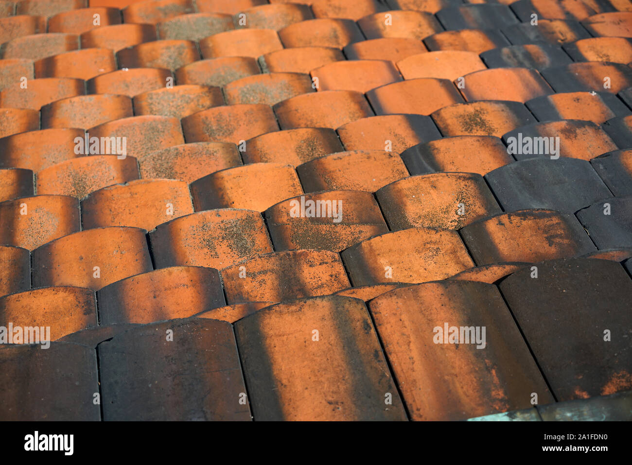 Dachziegel aus gebranntem Ton sind besonders schön und haltbar auf deutschen Dächern Stockfoto