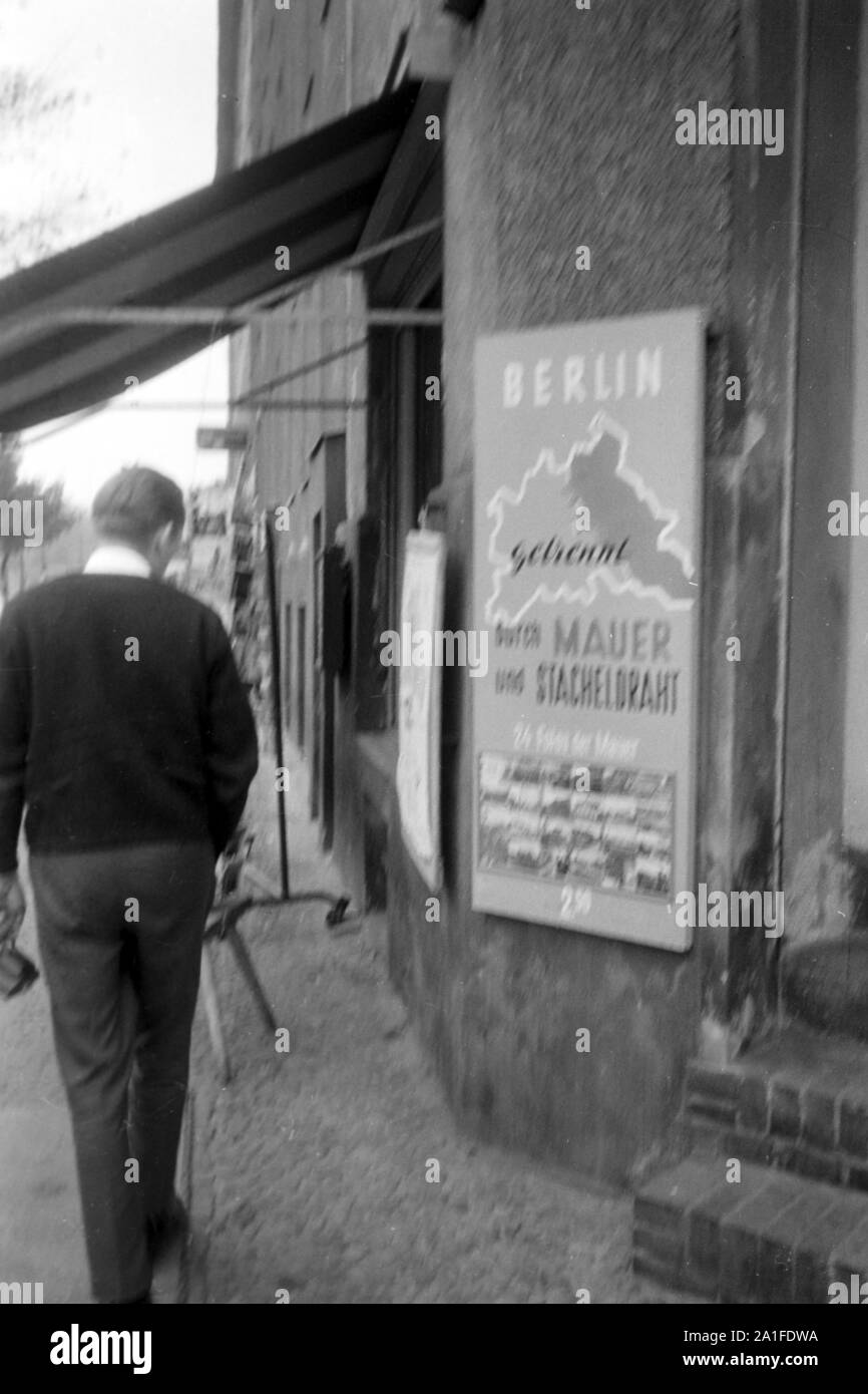Touristen eine Einems Souvenir- und Andenkenladen in Berlin, Deutschland 1962. Touristische an einem Souvenir shop in Berlin, Deutschland 1962. Stockfoto