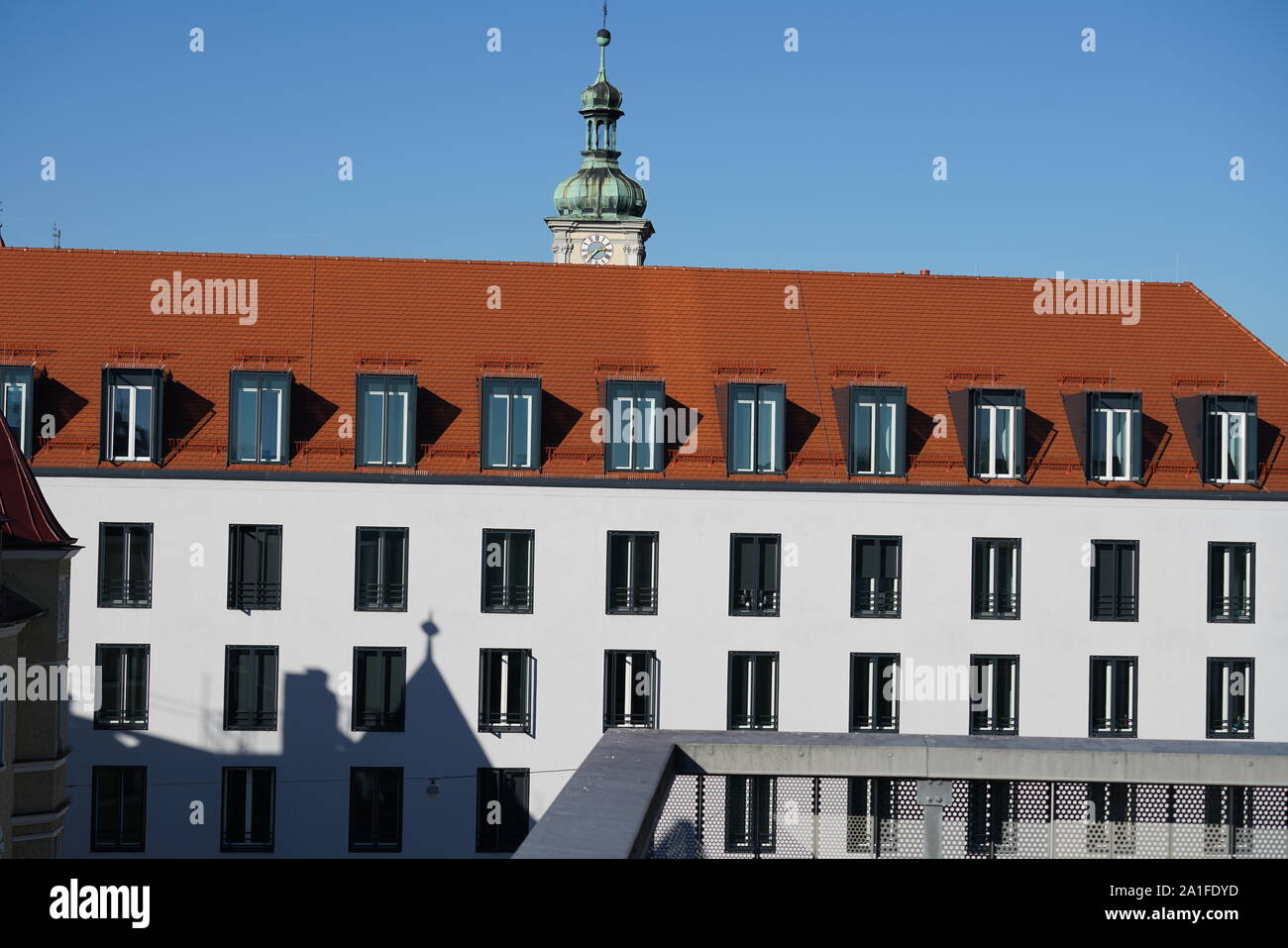Dachziegel aus gebranntem Ton sind besonders schön und haltbar auf deutschen Dächern Stockfoto
