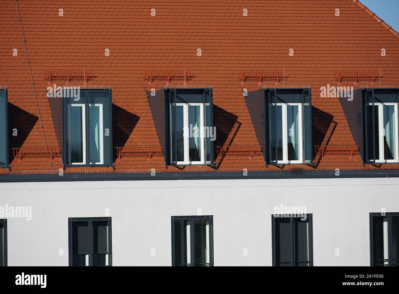 Dachziegel aus gebranntem Ton sind besonders schön und haltbar auf deutschen Dächern Stockfoto