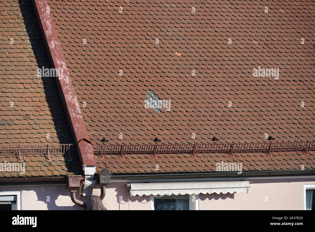 Dachziegel aus gebranntem Ton sind besonders schön und haltbar auf deutschen Dächern Stockfoto