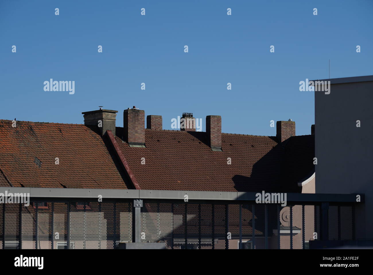 Dachziegel aus gebranntem Ton sind besonders schön und haltbar auf deutschen Dächern Stockfoto