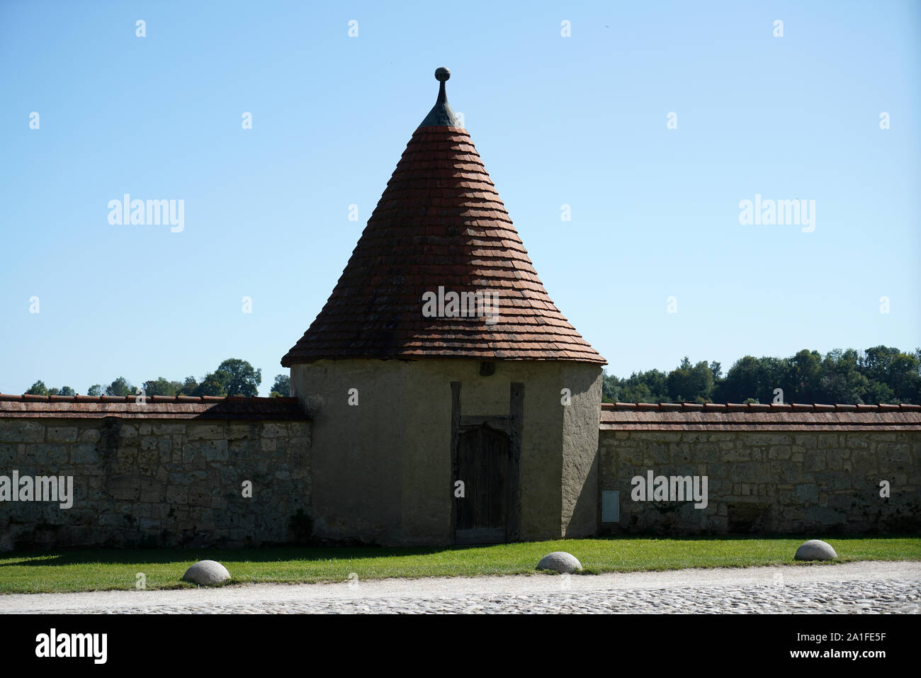 Dachziegel aus gebranntem Ton sind besonders schön und haltbar auf deutschen Dächern Stockfoto