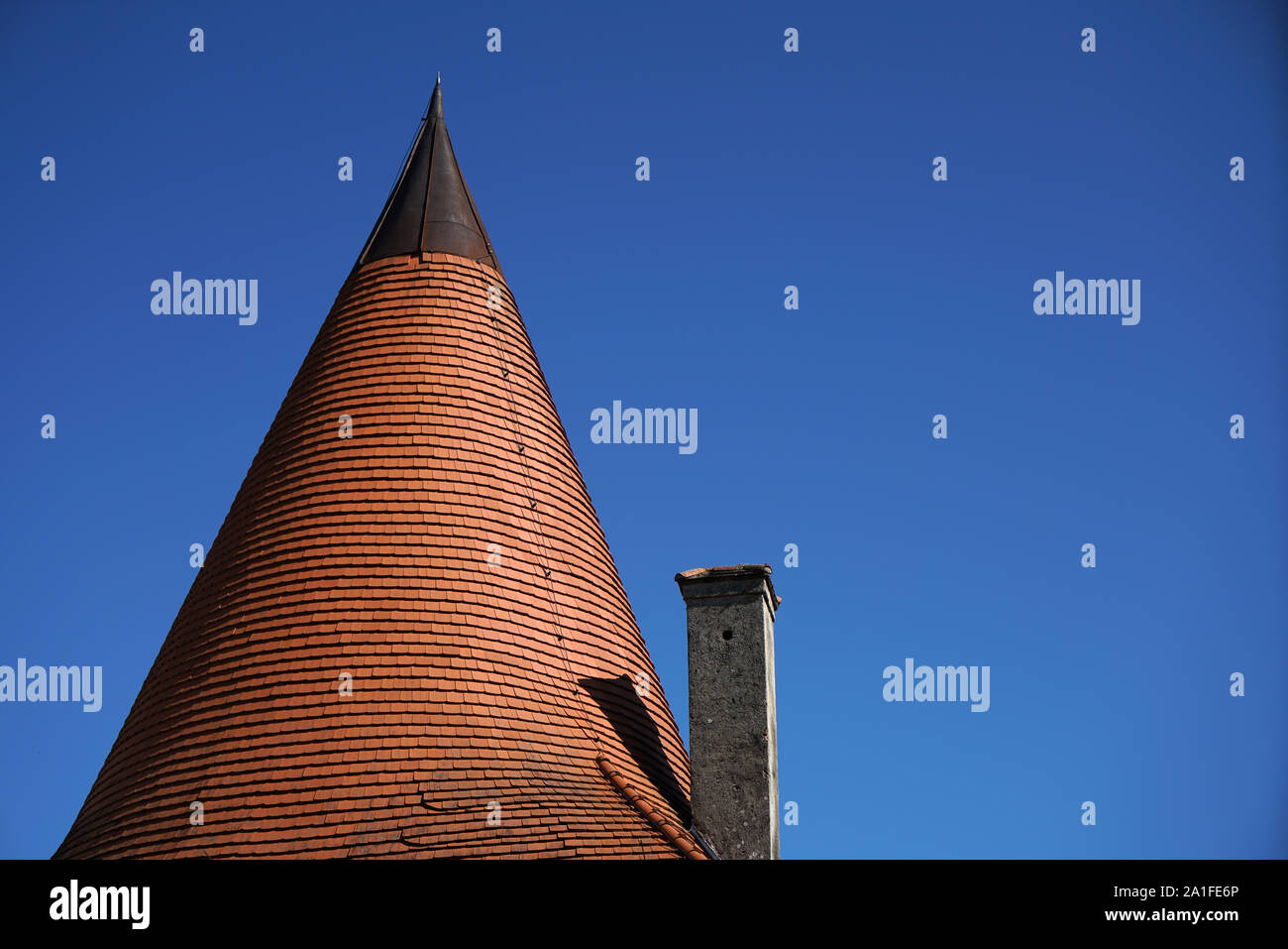 Dachziegel aus gebranntem Ton sind besonders schön und haltbar auf deutschen Dächern Stockfoto