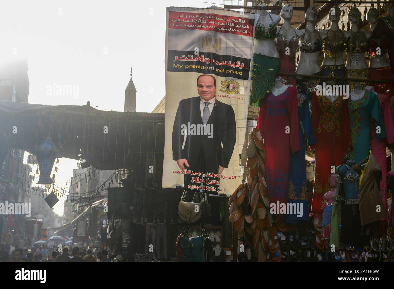 Ägypten, Kairo, Basar Khan el-Khalili in der alten Stadt, Banner der Präsident Abdel Fatah El-Sisi/Kairo, Aegypten, Basar Khan el-Khalili Stockfoto