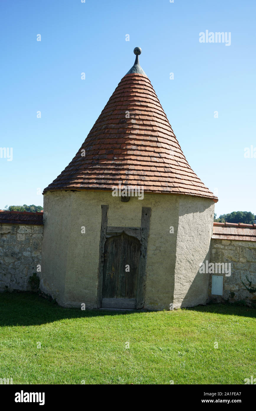 Dachziegel aus gebranntem Ton sind besonders schön und haltbar auf deutschen Dächern Stockfoto
