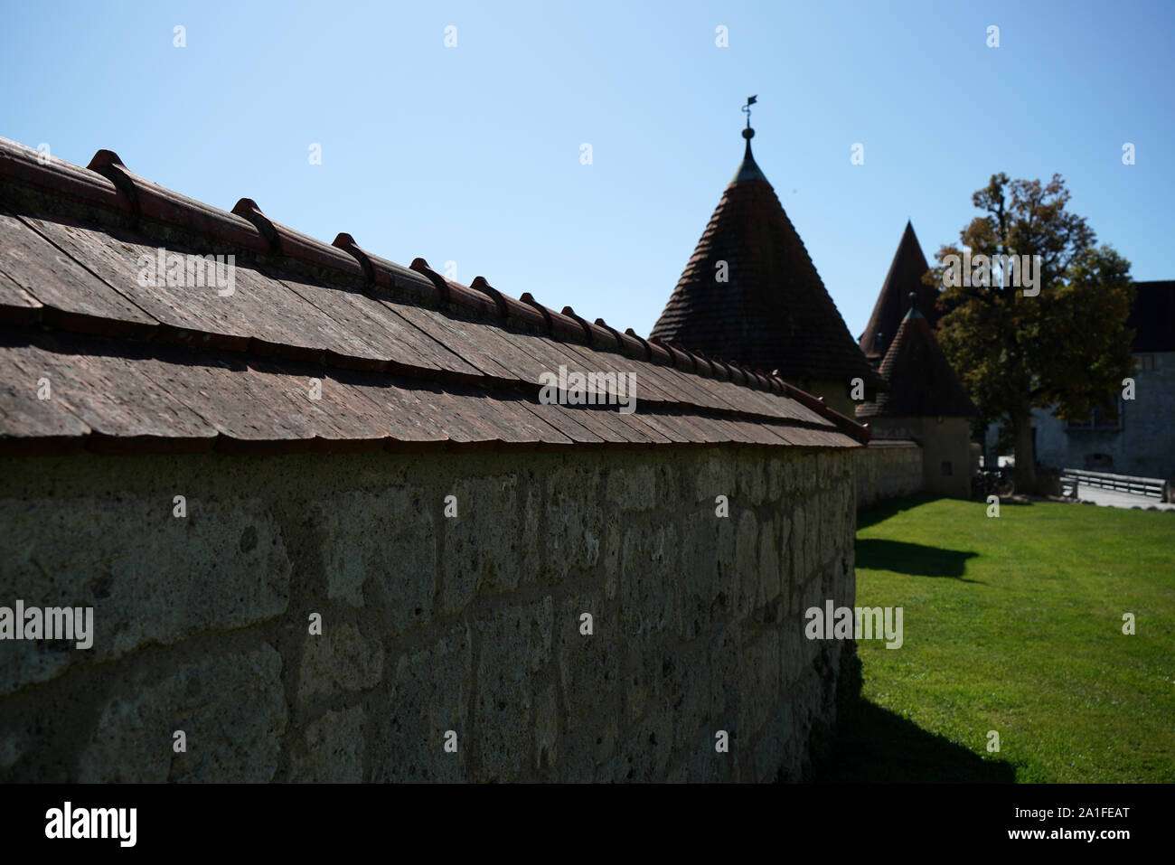 Dachziegel aus gebranntem Ton sind besonders schön und haltbar auf deutschen Dächern Stockfoto