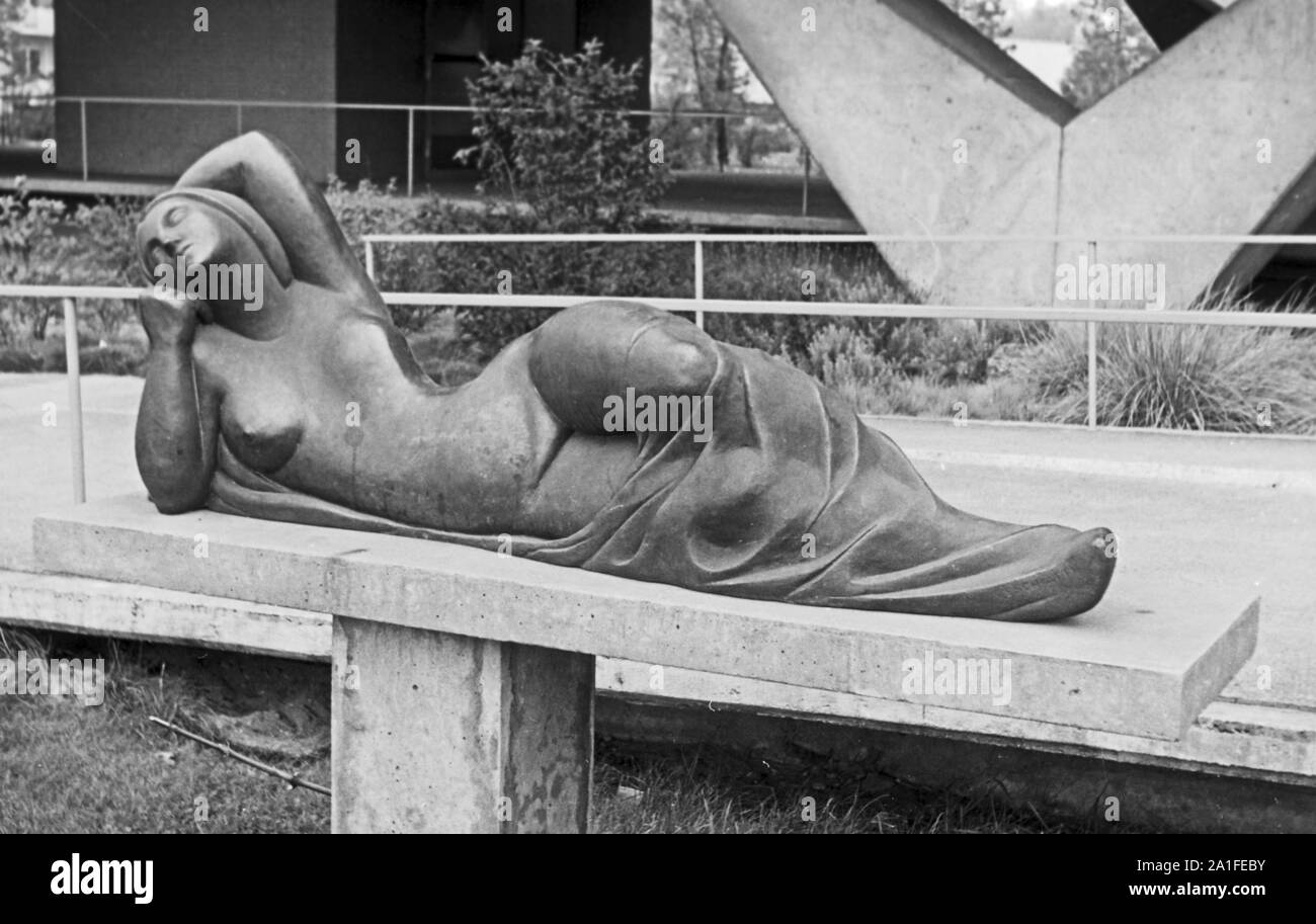 Die Skulptur 'Liegende' von Alfredo Ceschiatti im Berliner Hansaviertel, Deutschland 1962. "Liegende Frau', Skulptur von Alfredo Ceschiatti, Hansaviertel Viertel in Berlin, Deutschland 1962. Stockfoto