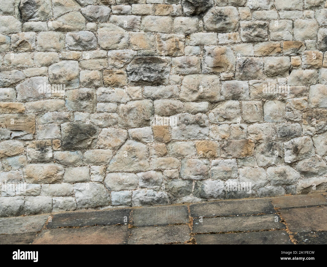 Alte Mauer aus Stein gepflastert mit Kopfsteinpflaster Stockfoto