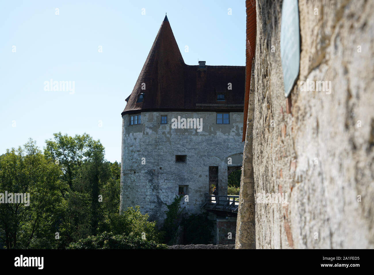Dachziegel aus gebranntem Ton sind besonders schön und haltbar auf deutschen Dächern Stockfoto