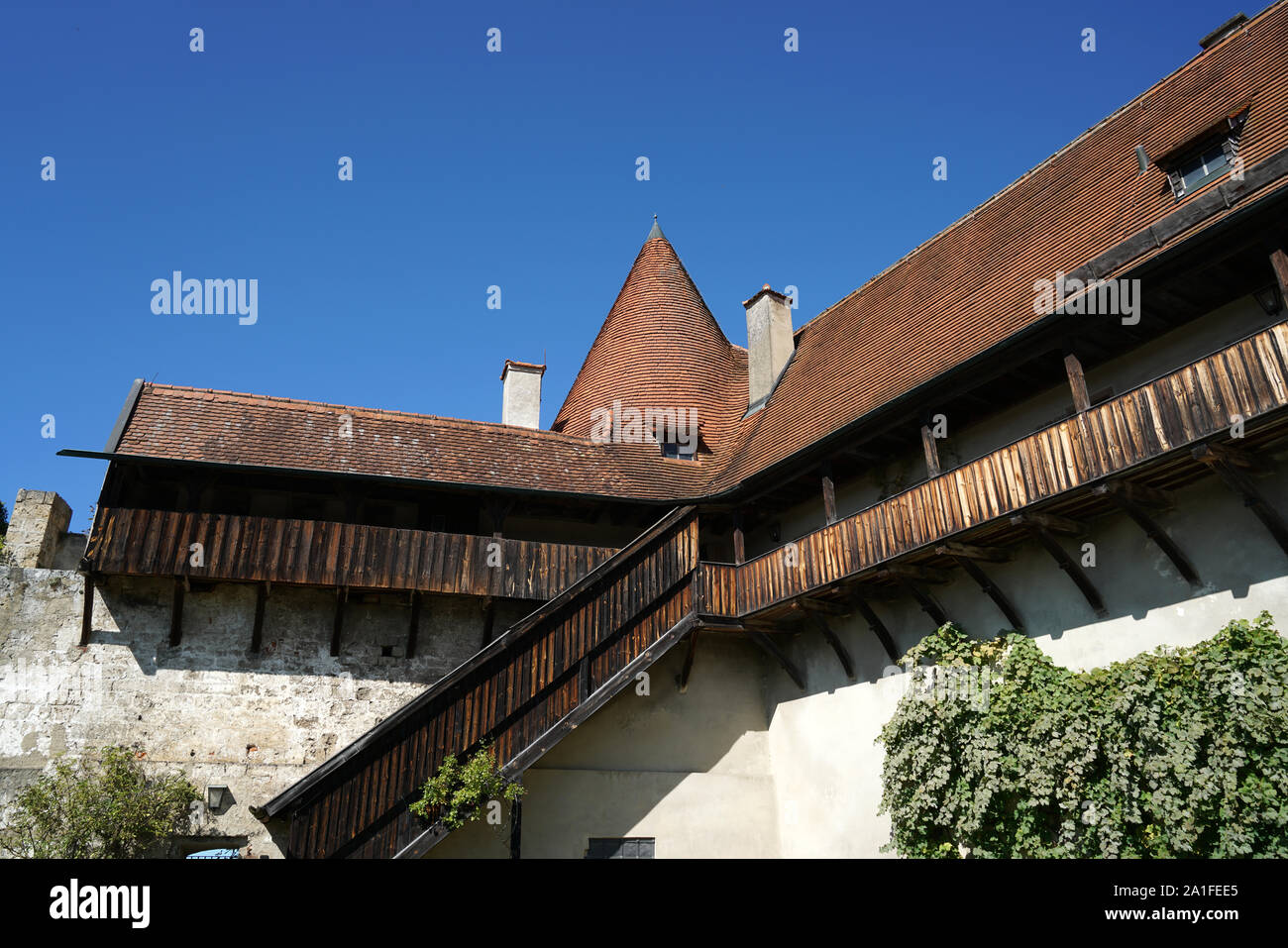 Dachziegel aus gebranntem Ton sind besonders schön und haltbar auf deutschen Dächern Stockfoto
