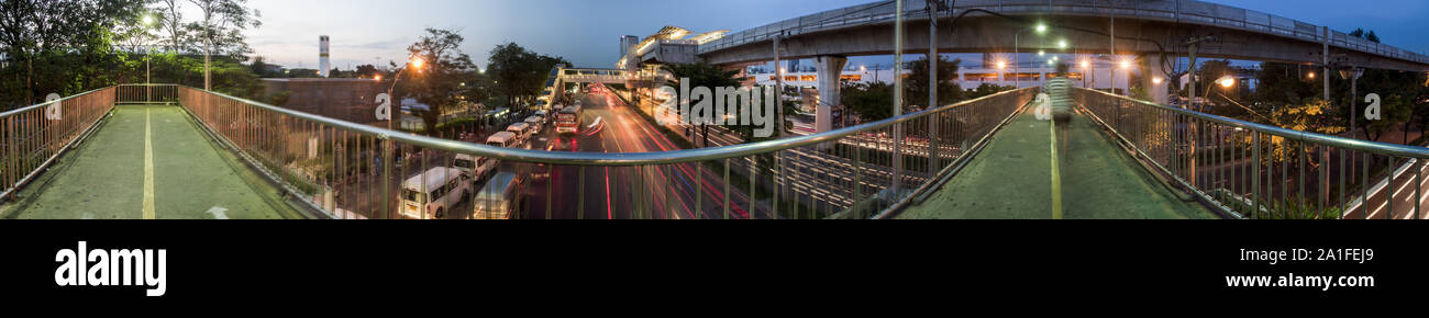 Nachtlicht an Chong Nonsi Skywalk für den Transit zwischen Sky Train Stockfoto