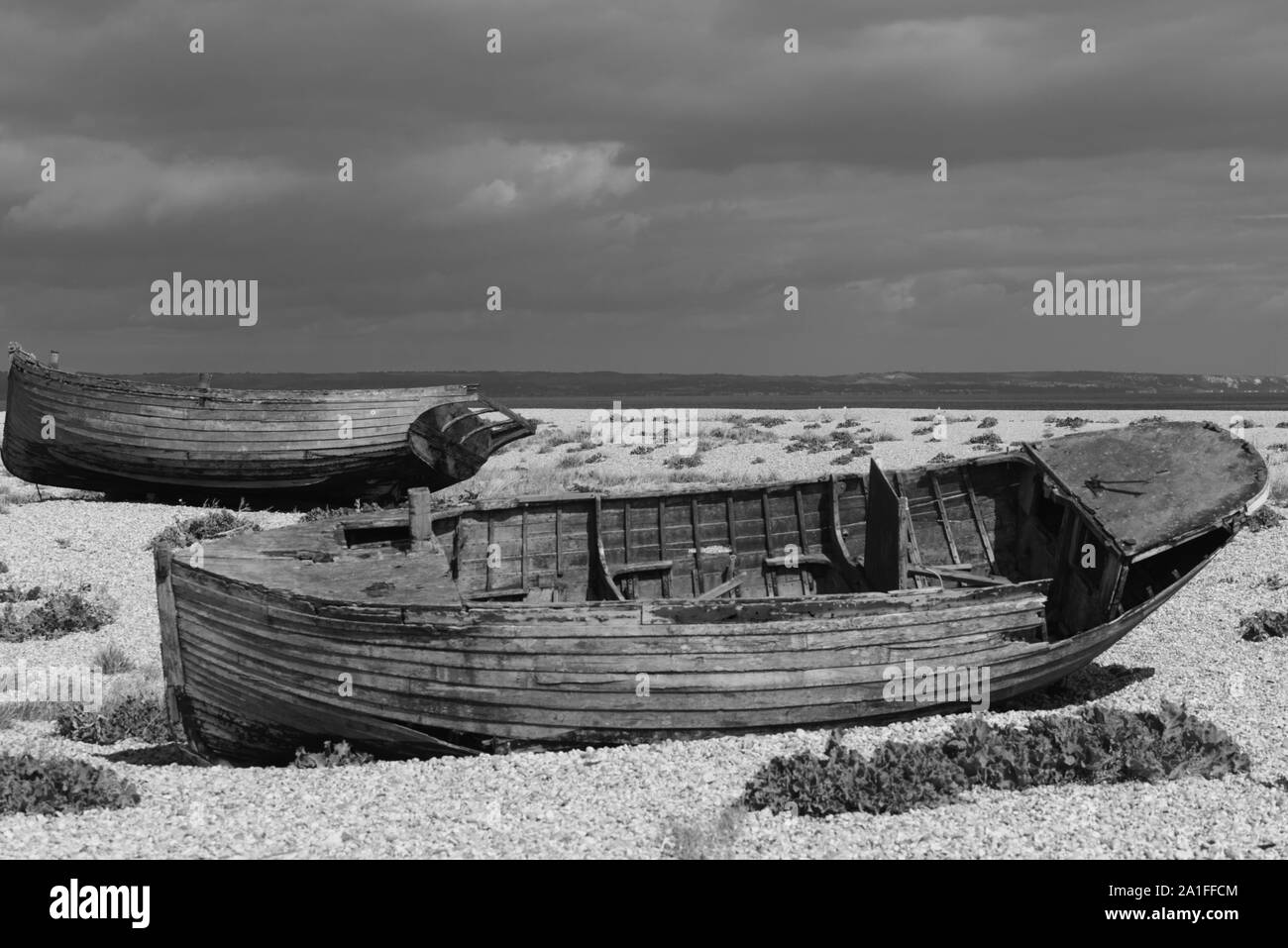 Holz- Boot auf den Strand verlassen Stockfoto