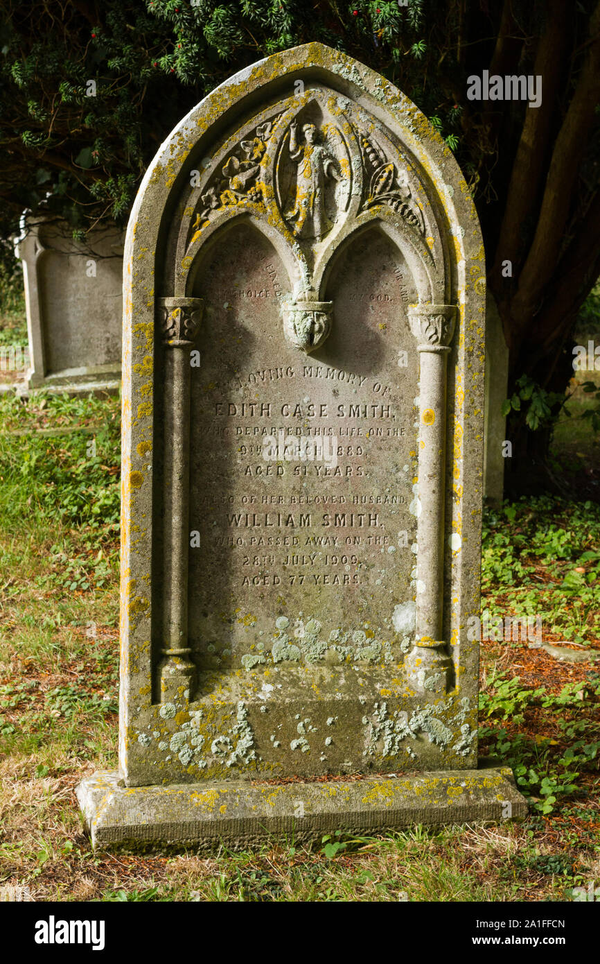 Ein alter Grabstein in einem Dorf Friedhof, Dorset, Großbritannien Stockfoto