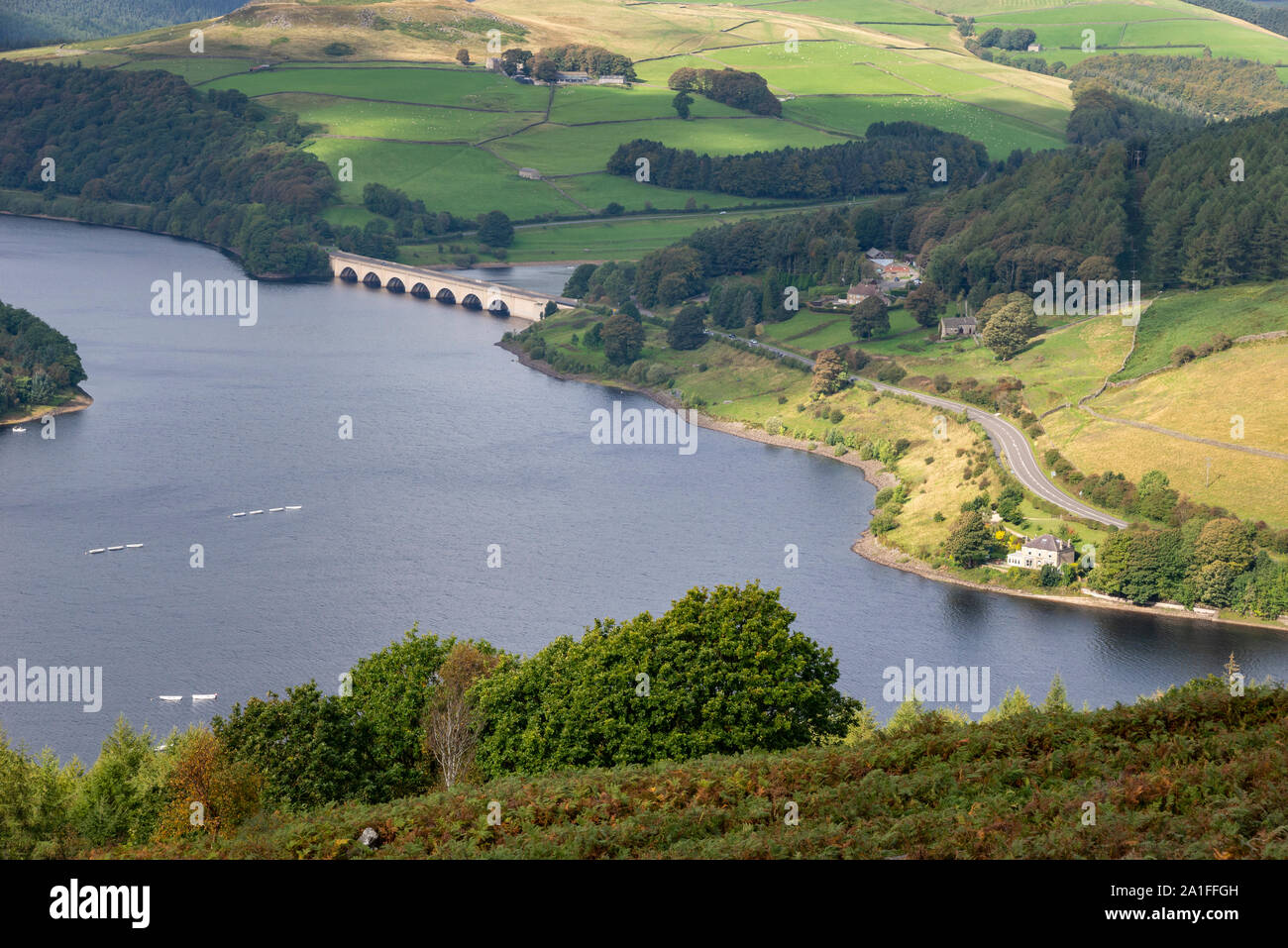 Sonnigen Tag im September auf Bamford Kante im Peak District National Park, Derbyshire, England. Blick auf Ashopton Viadukt und Ladybower Reservoir. Stockfoto