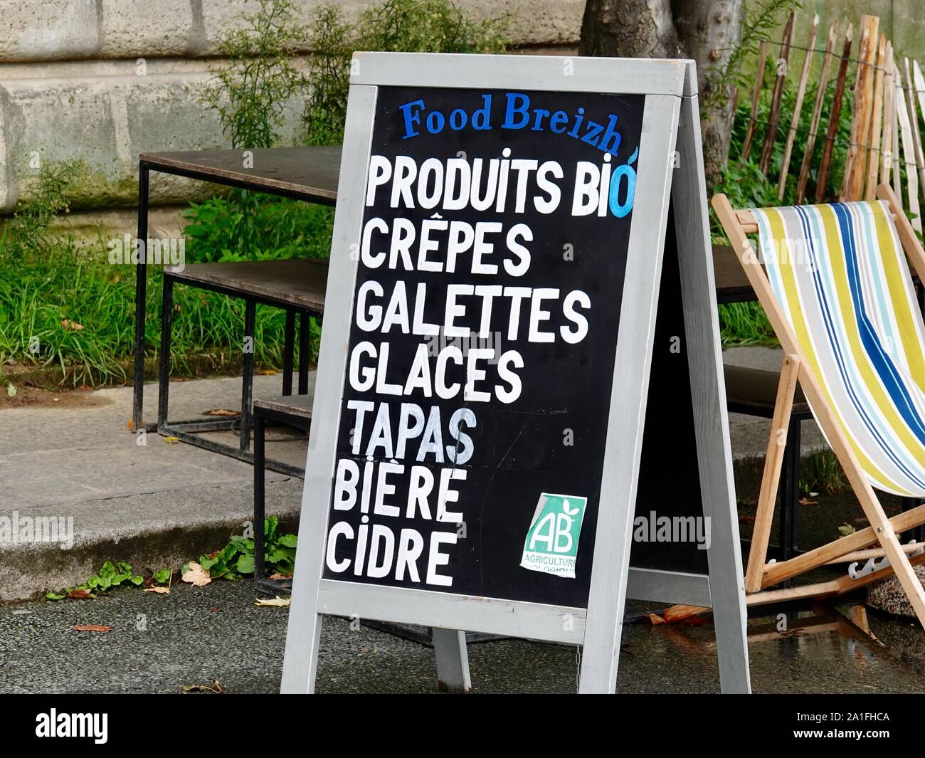 Speisekarte für das Café Creperie und Restaurant Food Breizh an der Promenade des Berges de seine, Paris, Frankreich. Stockfoto