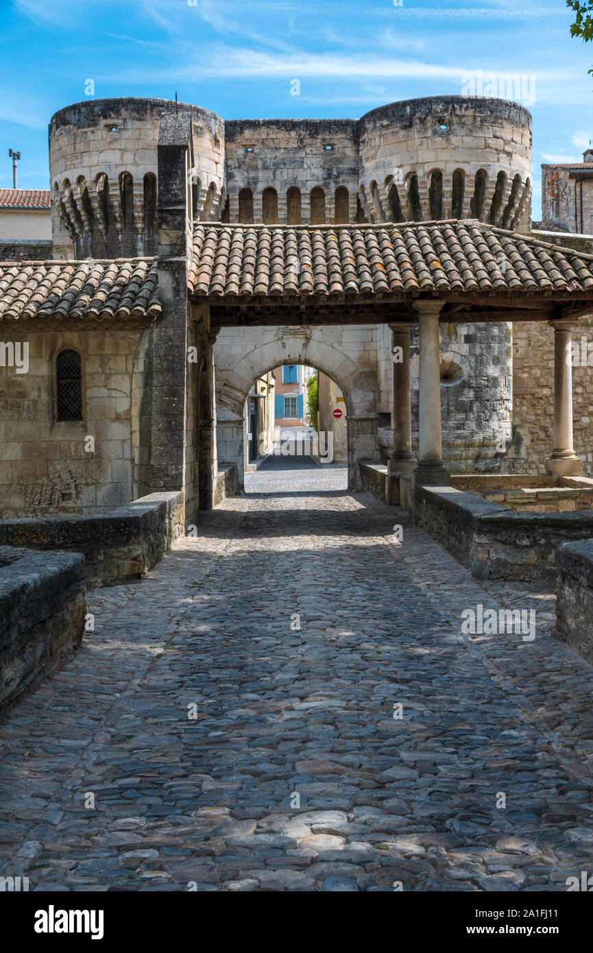 Perne-les-Fontaines, Vaucluse, Frankreich/Aug 21, 2019: Ein altes Tor in die alte Stadt, berühmt für ihre zahlreichen Brunnen, über eine Brücke. Stockfoto