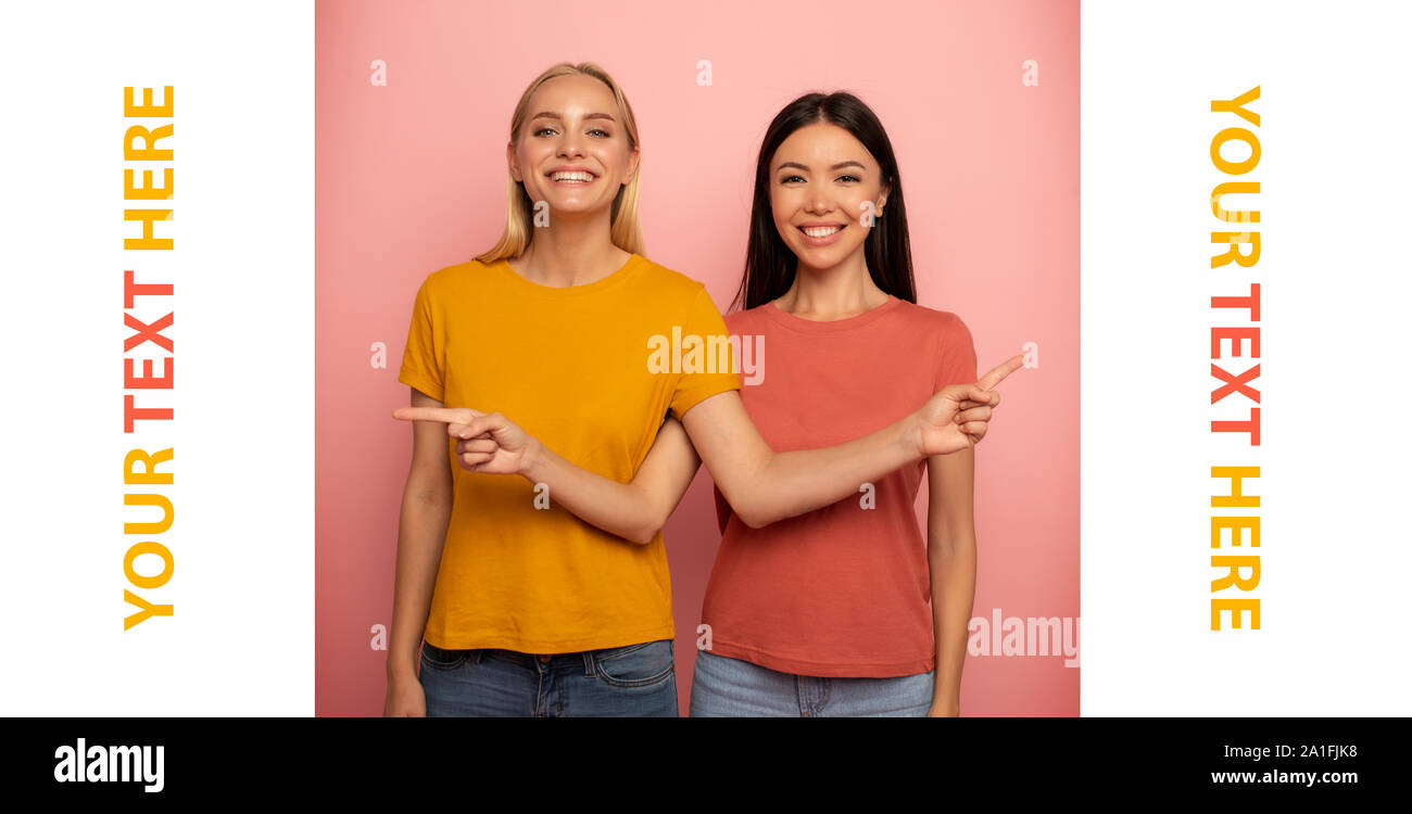 Zwei Mädchen zeigt an etwas. Freudige Ausdruck Gesicht. Rosa Hintergrund mit leeren Platz für Ihren Text Stockfoto
