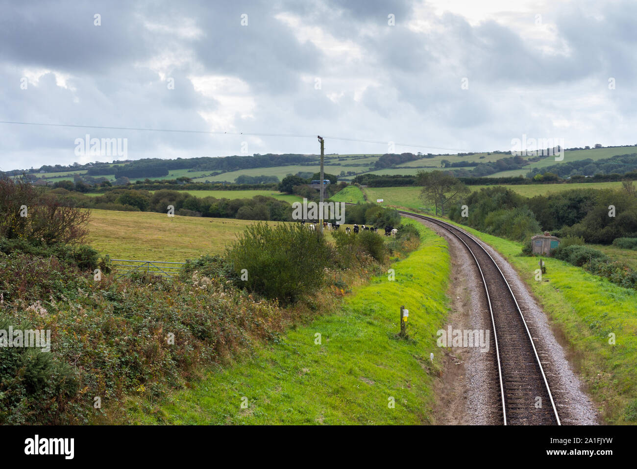 Einspurige Eisenbahnlinie zwischen Corfe und Swanage, Dorset, Großbritannien läuft Stockfoto