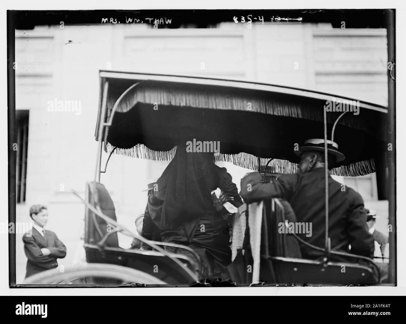 Frau Wm. Tauwetter, verschleiert, in Wagen mit Gentleman, New York Stockfoto