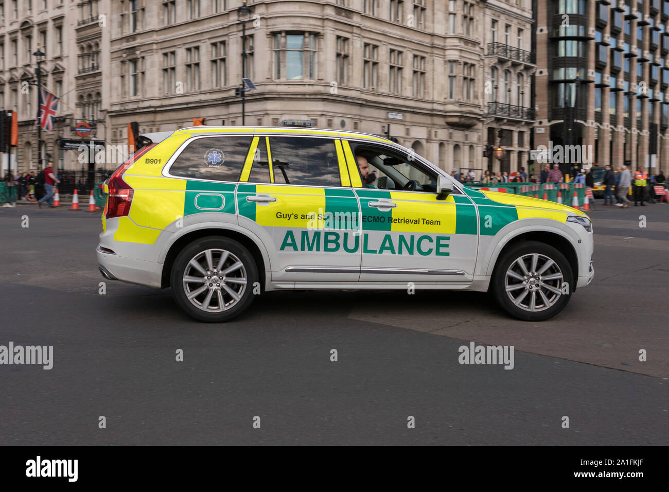Parliament Square, Westminster, Großbritannien. 25. September 2019. Kerle und Hl. Thomas ECMO Retrieval Team Krankenwagen. Stockfoto