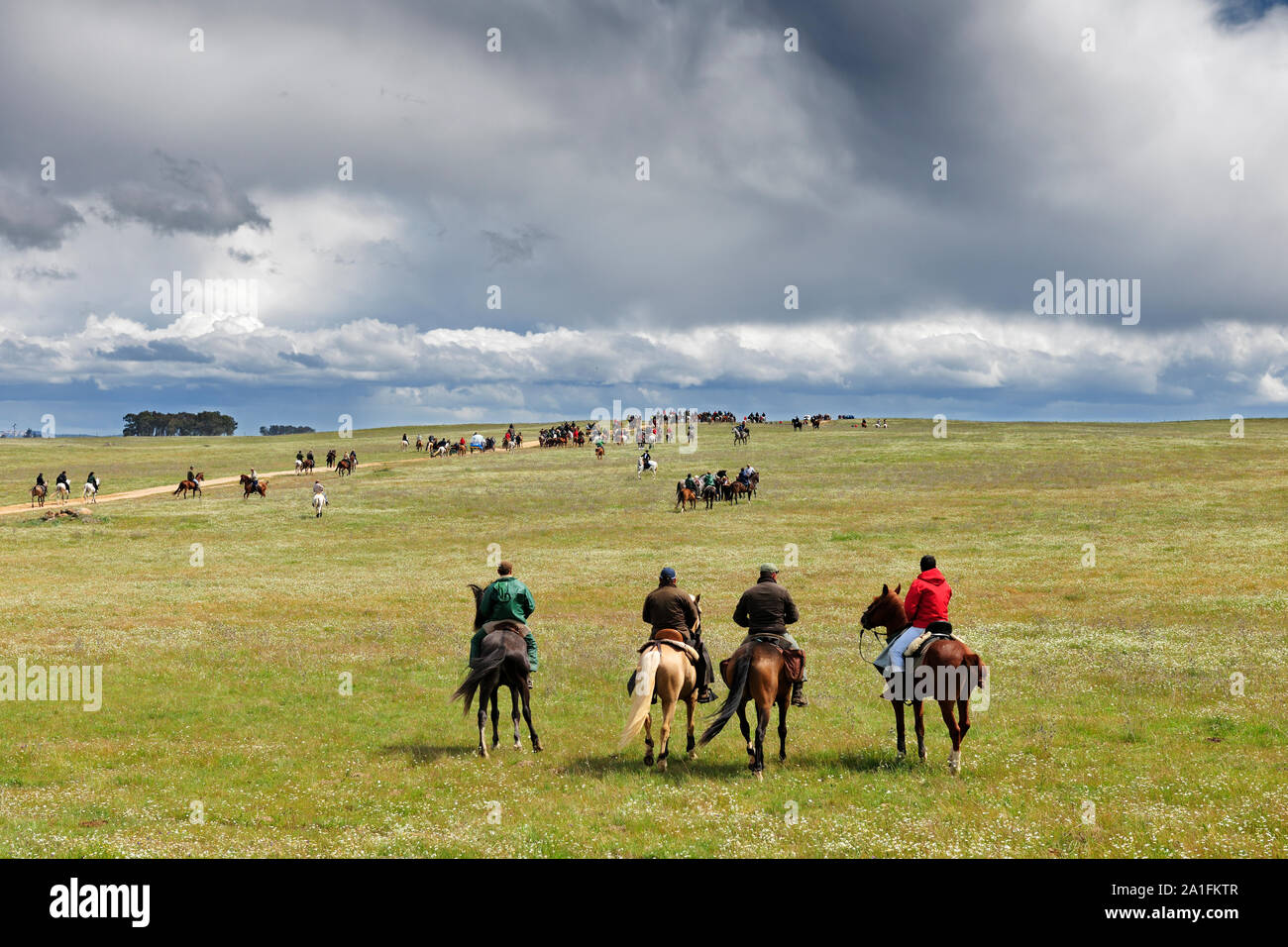 Ein Pferd Wallfahrt im Alentejo. Pferd Menschen praktizieren horsemanship als Ausdruck von Tradition, Kultur und Glauben durch die Wallfahrt auf dem Pferd. V Stockfoto