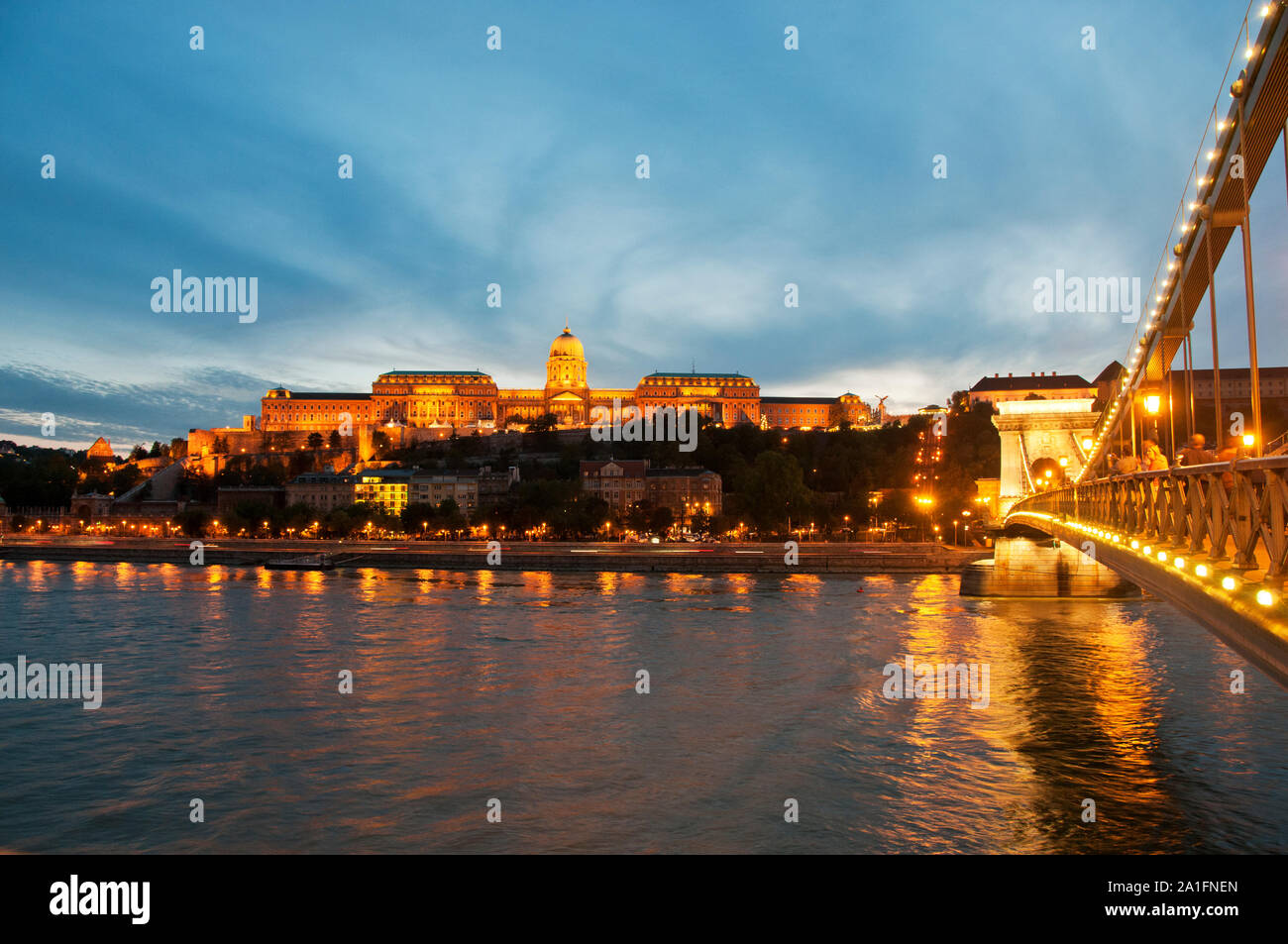 Castle Hill (Varhegy) vom Széchenyi Kettenbrücke gesehen. Budapest, Ungarn Stockfoto