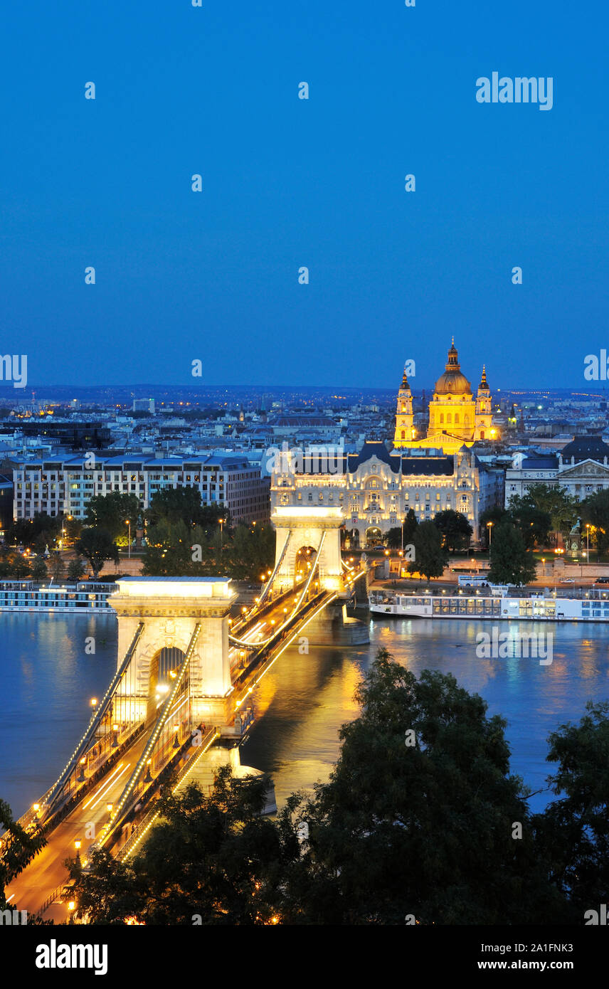 Széchenyi Kettenbrücke und St. Stephen's Cathedral in Pest. Budapest, Ungarn Stockfoto