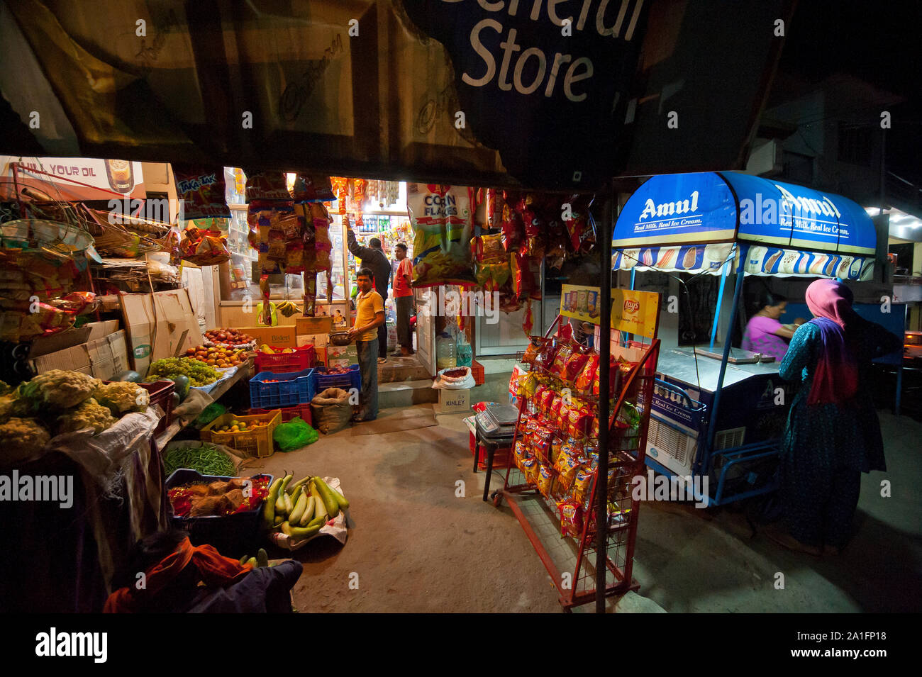 Shop-Verkäufer Obst und Eis stehen in Rudraprayag Stadt, Nordindien Stockfoto