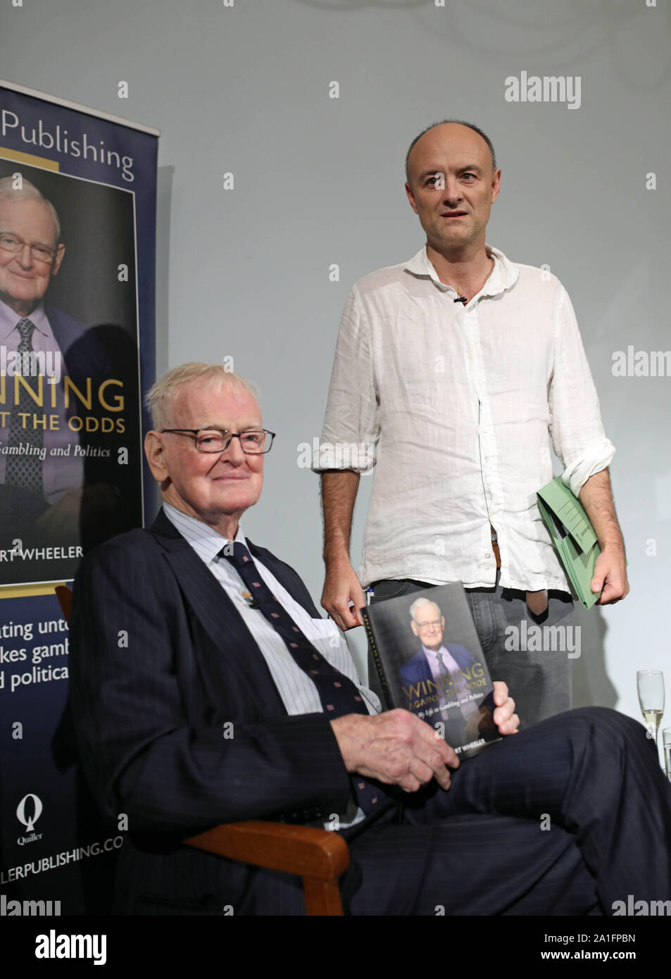 Stuart Wheeler (links) mit Dominic Cummings an der Buchvorstellung Gewinnen gegen die Vorteile: Mein Leben im Glücksspiel und in der Politik von Stuart Wheeler in Carlton House Terrace, London. Stockfoto