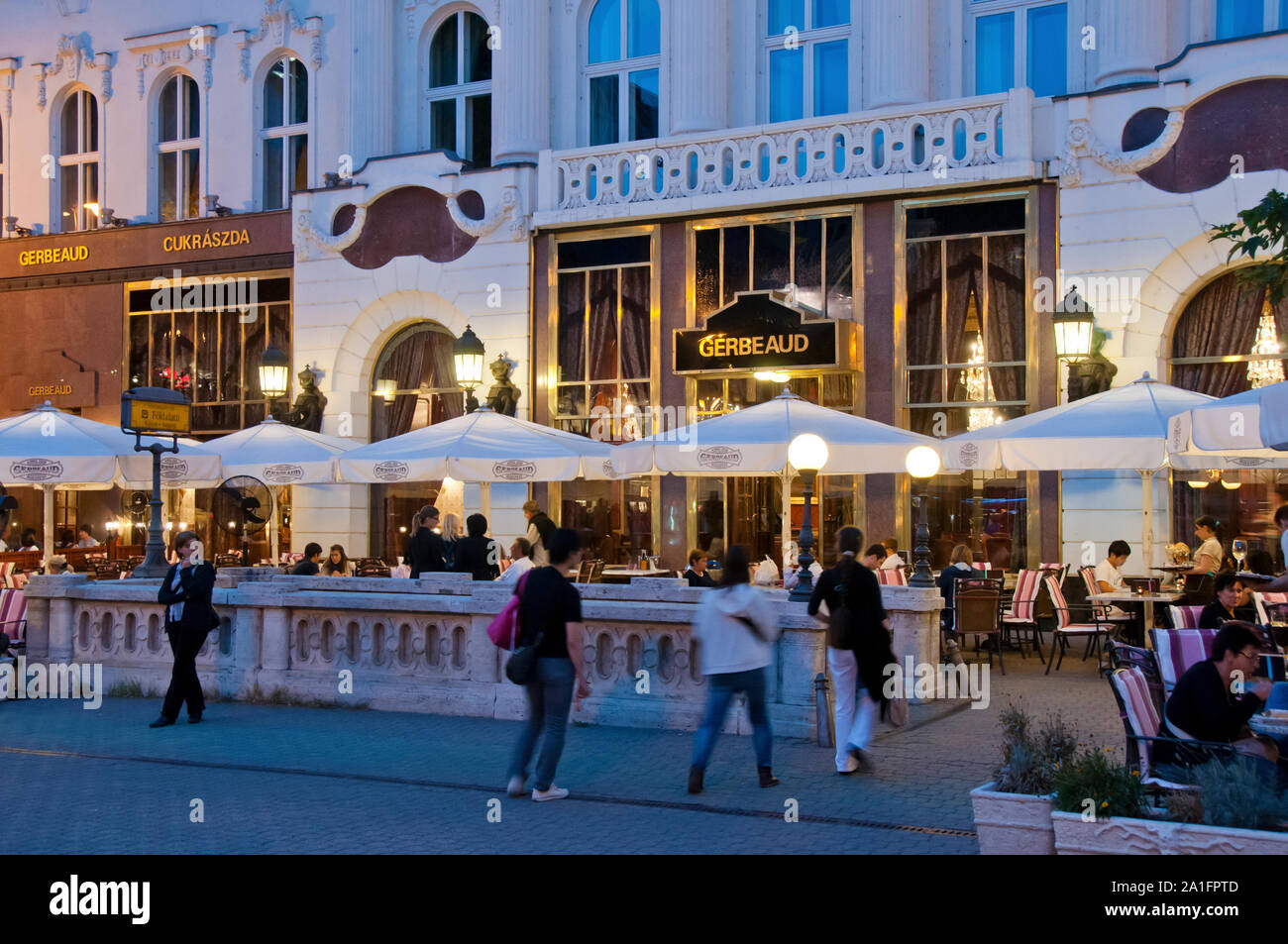 Gerbeaud Patisserie, den berühmtesten Budapester Konditoren, im Jahre 1858 gegründet. Ungarn Stockfoto