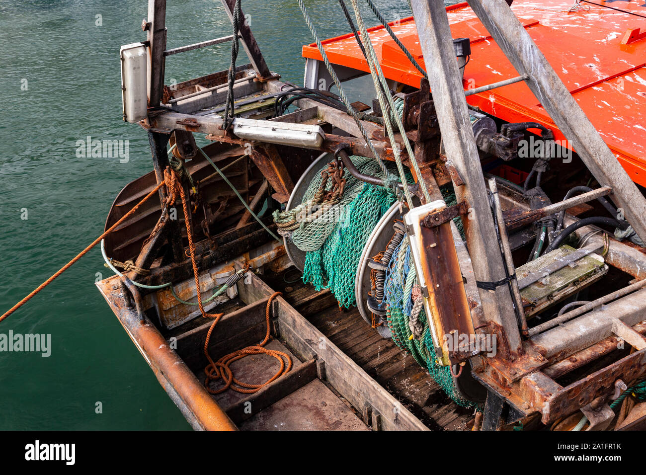 Stern der fischtrawler am Hafen von Looe, Cornwall, England Stockfoto