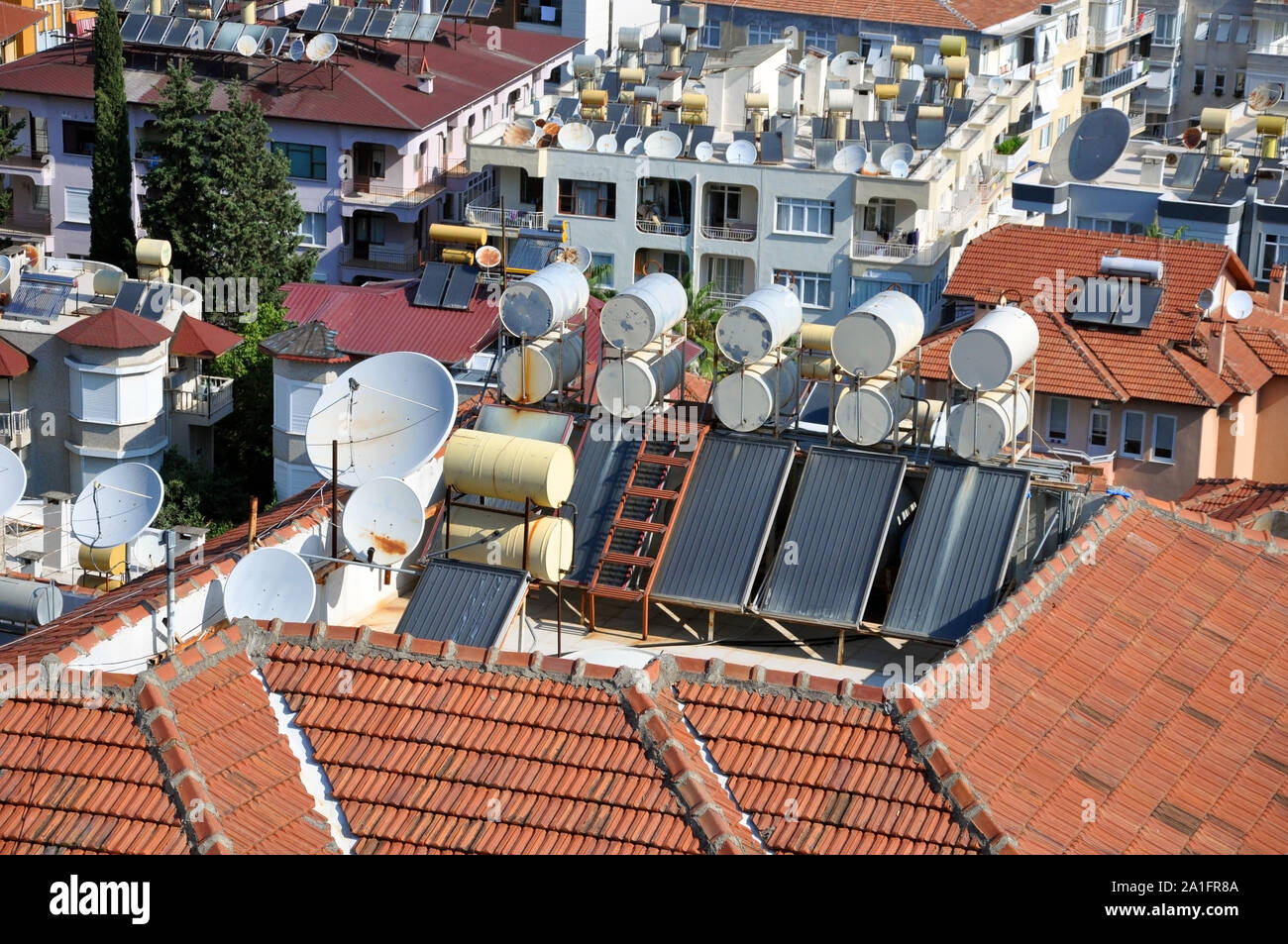 Solaranlage Kessel Nahaufnahme auf residentual haus dach. Wirtschaftliche Stadt. Ökologie Stockfoto