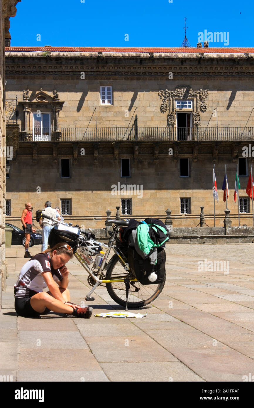 SANTIAGO DE COMPOSTELA, SPANIEN - 30. Mai: Radfahren Pilger auf dem Camino de Santiago auf dem Platz des Obradoiro nach Santiago de Compostela auf Stockfoto