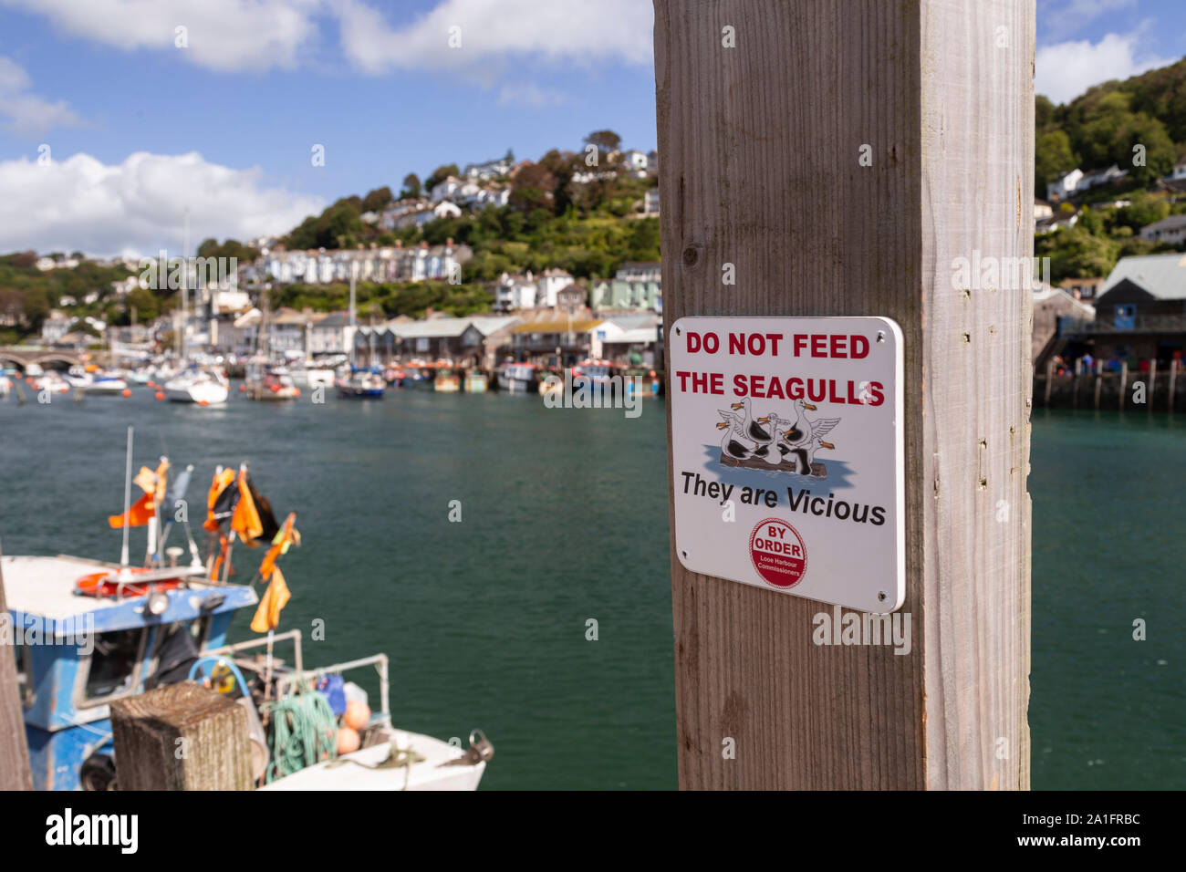 Schild am Hafen von Looe, Cornwall, England Stockfoto